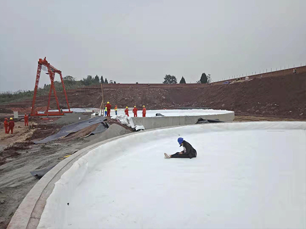 污水處理防滲膜在油田防滲工程中“大顯身手”。