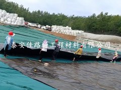如何有效解決魚(yú)塘防滲膜施工褶皺問(wèn)題？