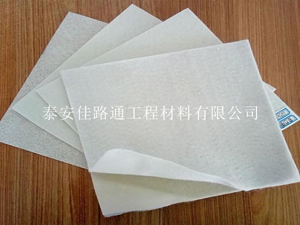 防滲復(fù)合土工膜在斜坡面鋪設(shè)固定的創(chuàng)新方法 防滲復(fù)合土工膜在斜坡面鋪設(shè)固定的創(chuàng)新方法