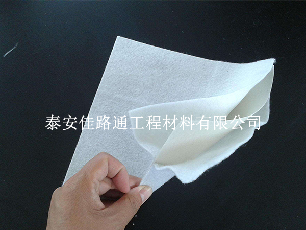 防滲復(fù)合土工膜裁剪技巧:精準高效的藝術(shù) 防滲復(fù)合土工膜裁剪技巧:精準高效的藝術(shù)