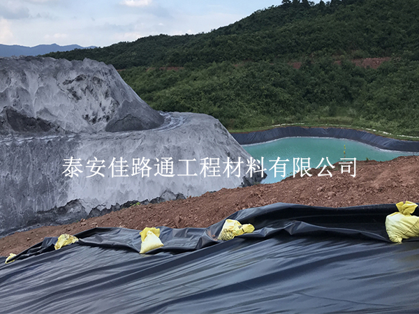 污水處理防滲膜為啥要覆土？這4個關(guān)鍵原因得搞懂